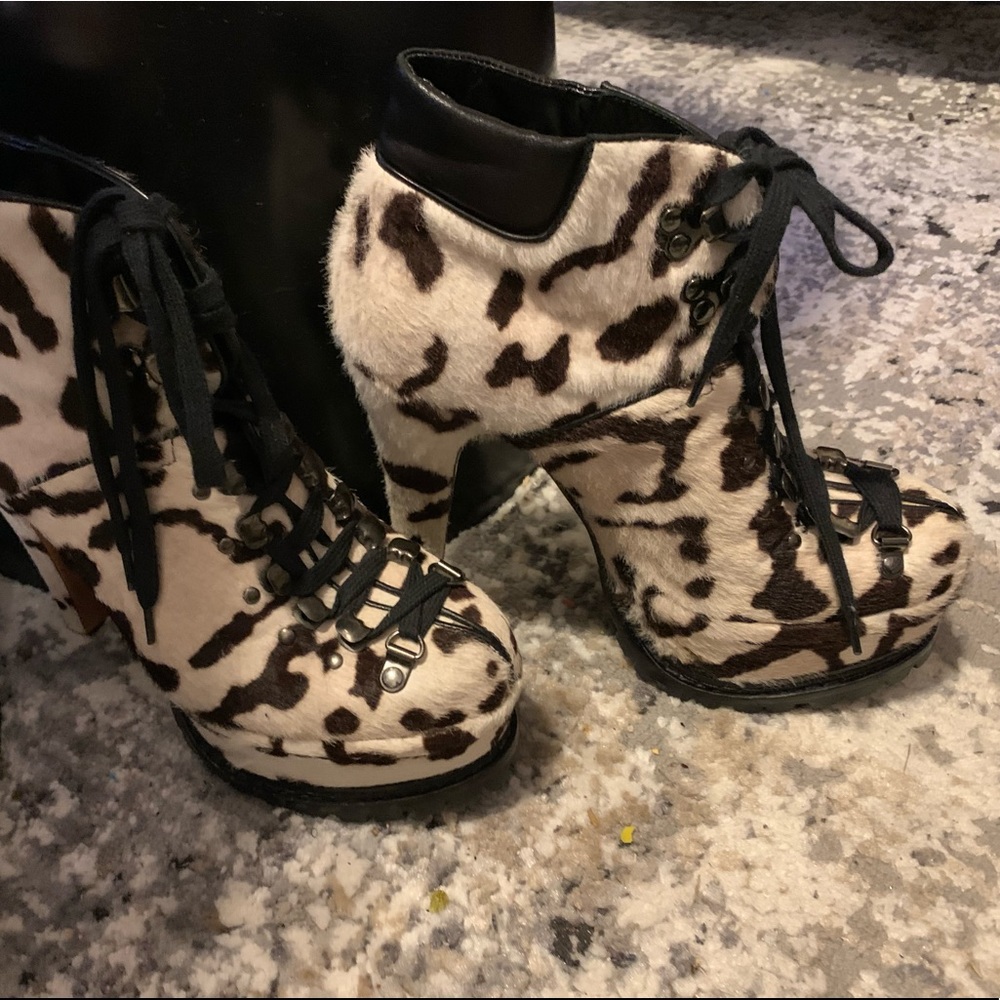 Alaia snow leopard booties size 38